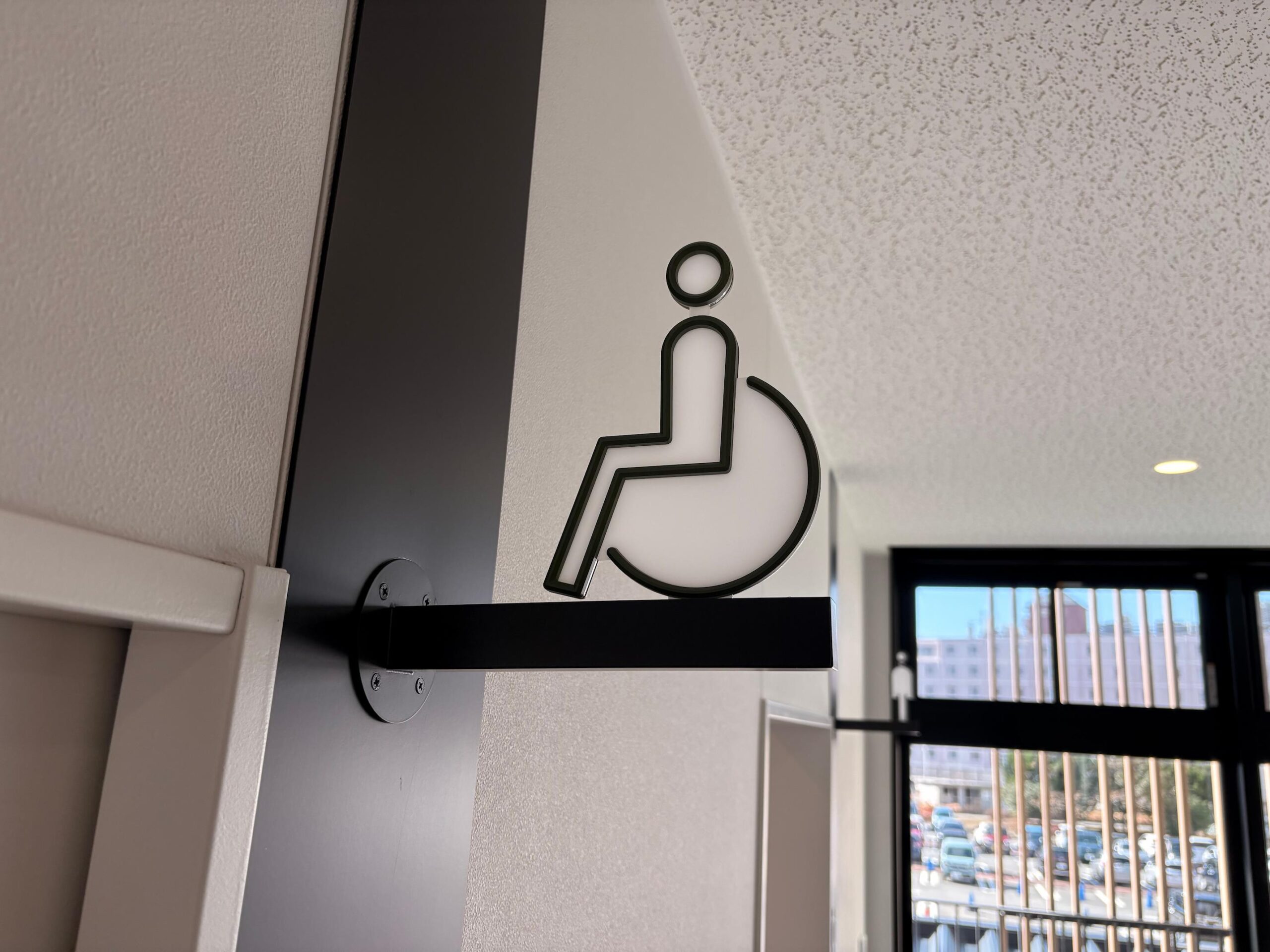 九州大学病院アイン薬局(福岡市東区)九大南店様の突出しピクトサイン・アクリル切文字制作・施工事例3