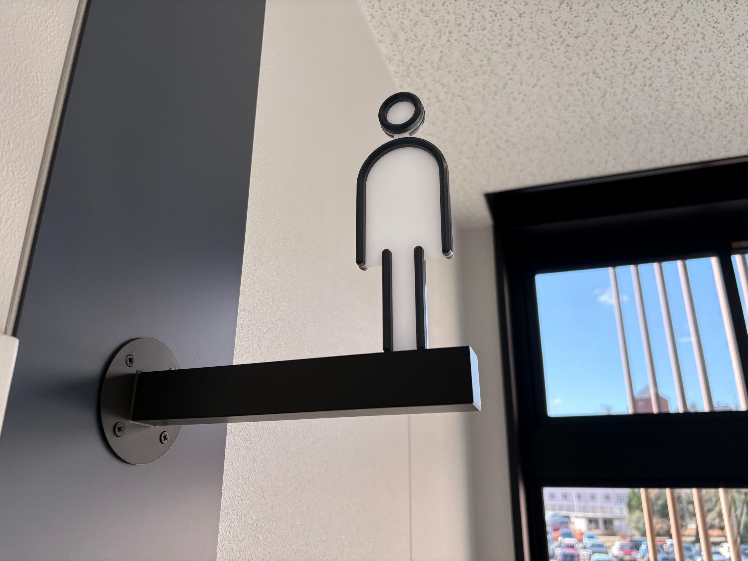 九州大学病院アイン薬局(福岡市東区)九大南店様の突出しピクトサイン・アクリル切文字制作・施工事例1