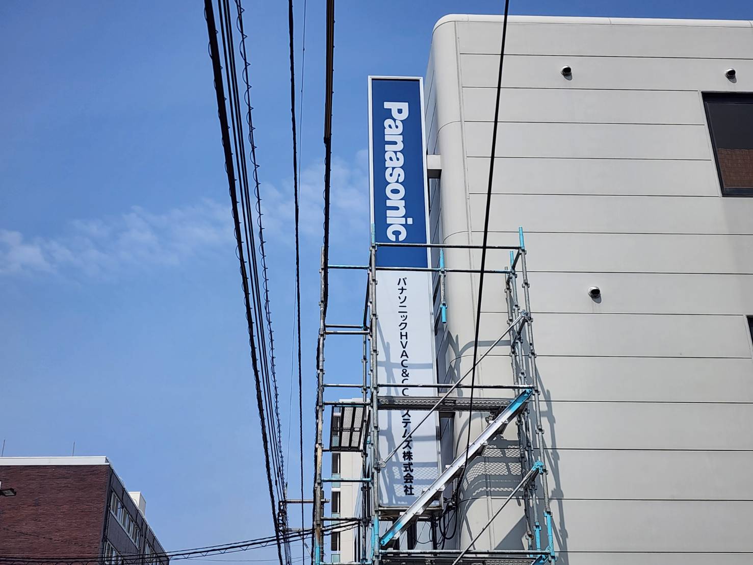 パナソニック産機システムズ株式会社様(福岡市博多区)の突出し看板・社名文字シート(カッティングシート)製作・施工事例1