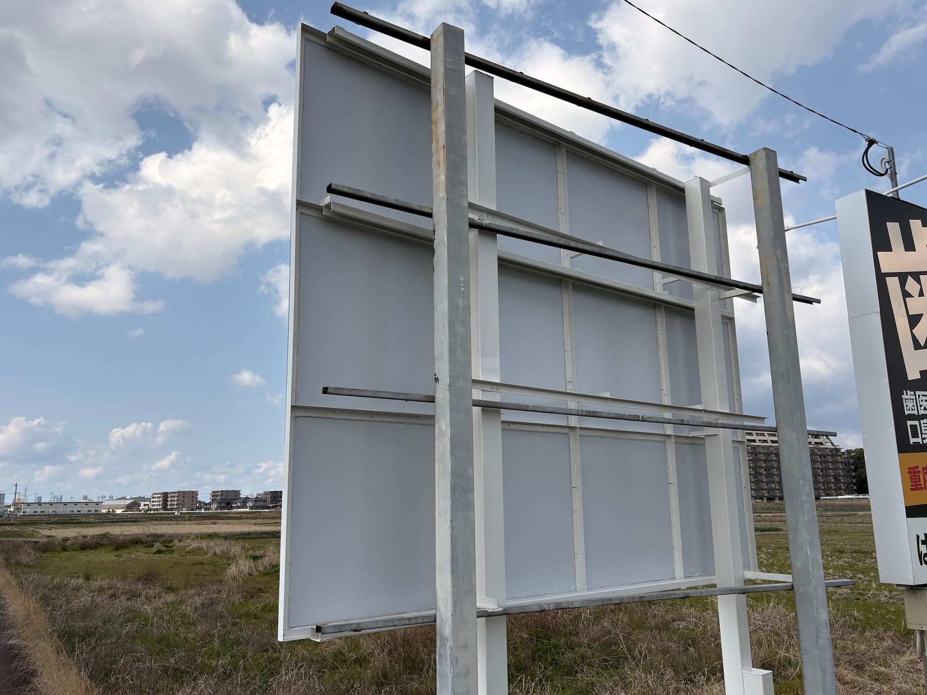 トライアルカーズ須恵店様(福岡県糟屋郡)の屋外自立広告看板(アルミ複合板・インクジェットシート貼り)製作・施工事例4