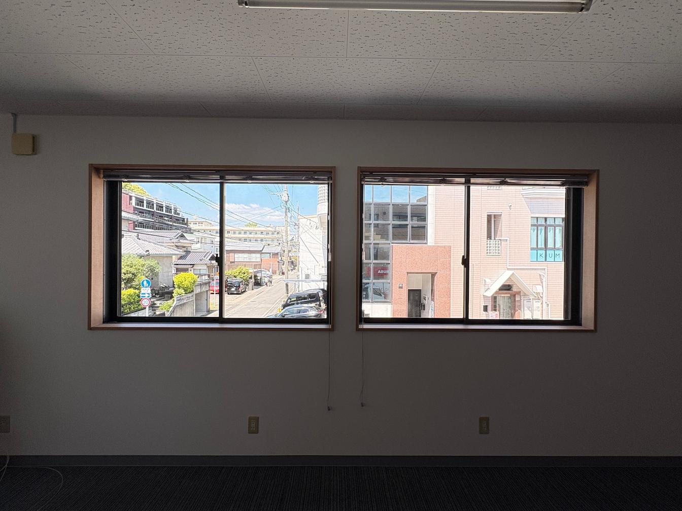 長崎県長崎市の《矢上教室》個別指導塾スタンダード様にて、壁面看板およびウインドウサインの撤去作業を行いました。2