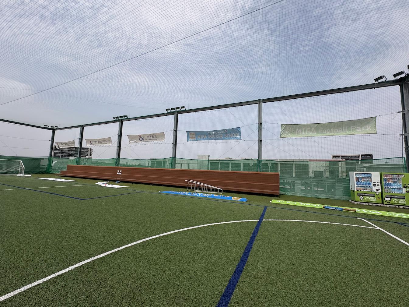 福岡市博多区の「MIFAフットボールパーク福岡」様の、ららぽーと福岡屋上フットサルコートのバナー施工として、既設ターポリン幕の撤去および新規取付をさせていただきました。4