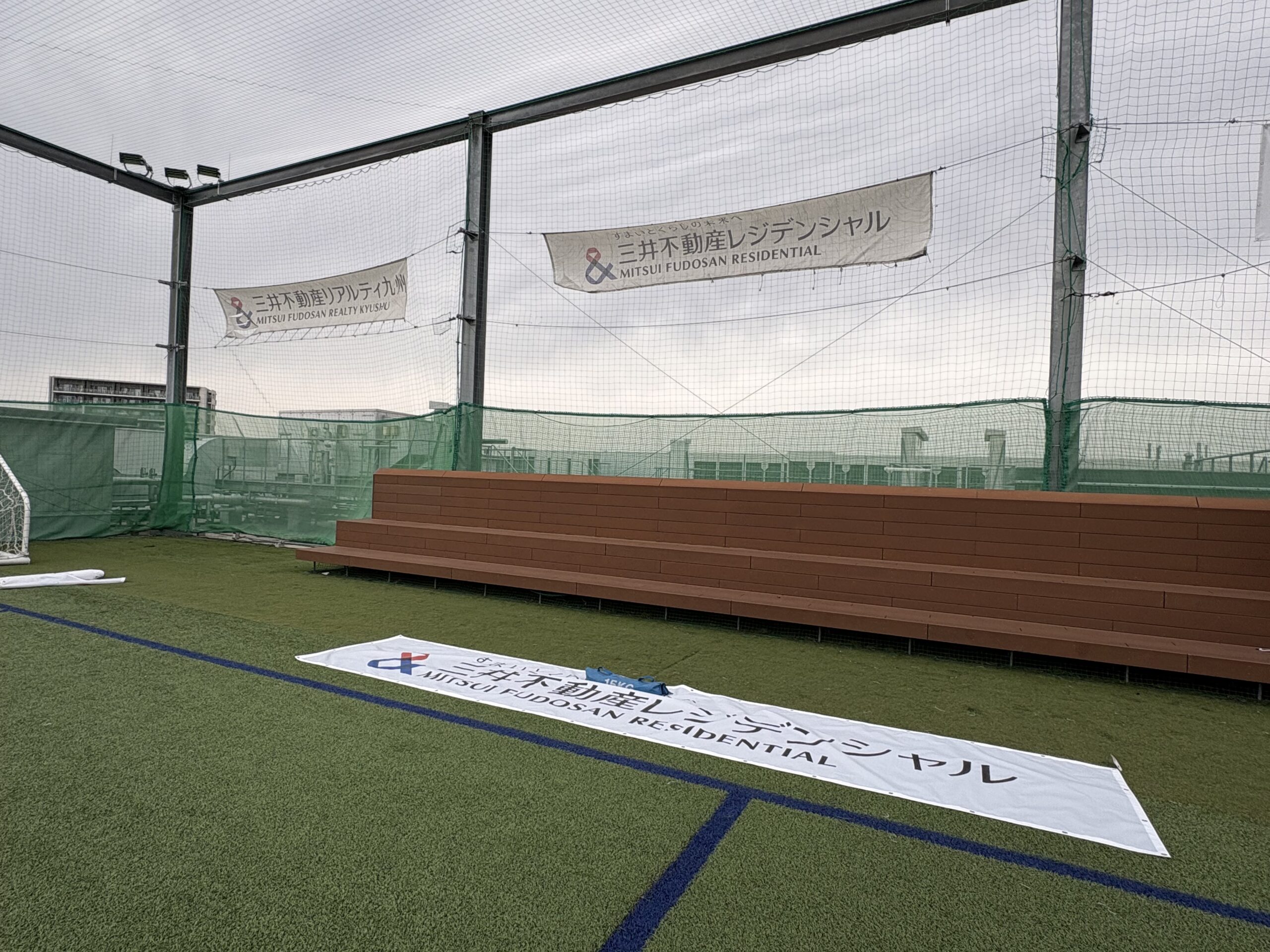 福岡市博多区の「MIFAフットボールパーク福岡」様の、ららぽーと福岡屋上フットサルコートのバナー施工として、既設ターポリン幕の撤去および新規取付をさせていただきました。3