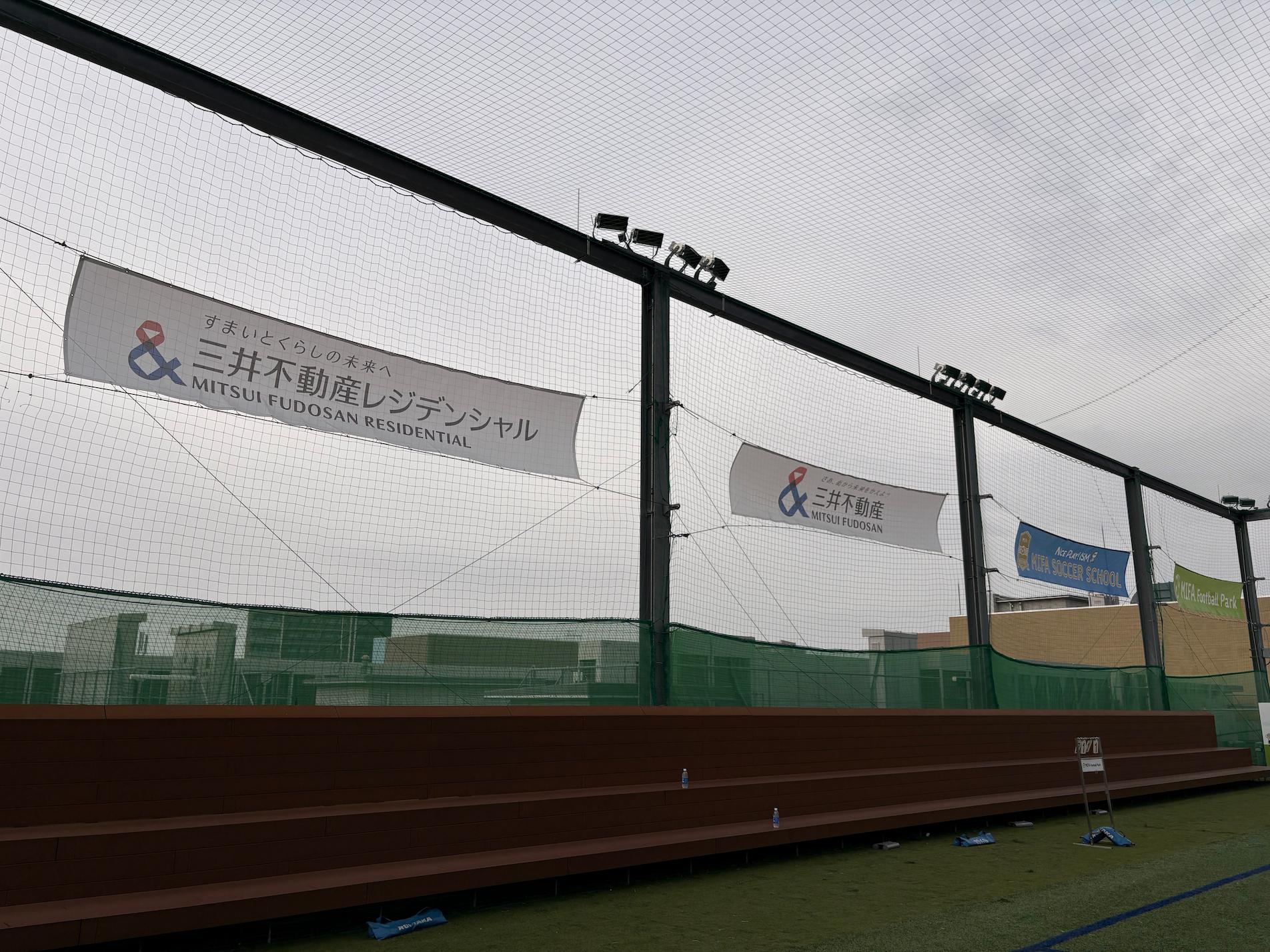 福岡市博多区の「MIFAフットボールパーク福岡」様の、ららぽーと福岡屋上フットサルコートのバナー施工として、既設ターポリン幕の撤去および新規取付をさせていただきました。