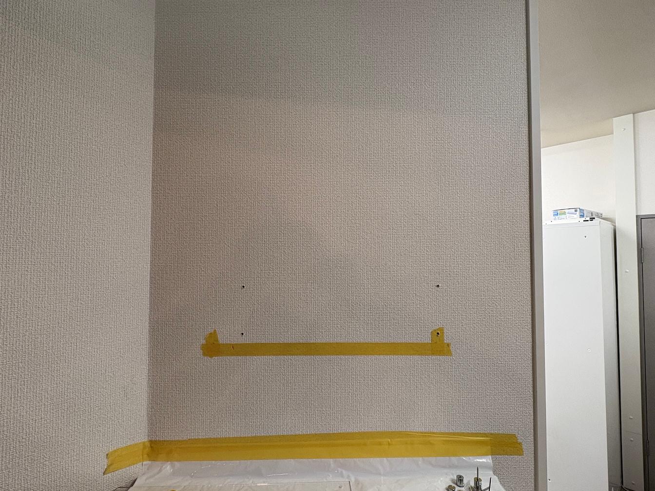 福岡市中央区の「株式会社プラスシステム」様の、オフィス受付用アクリル看板・社名サイン（社名板）の製作・施工をさせていただきました。3