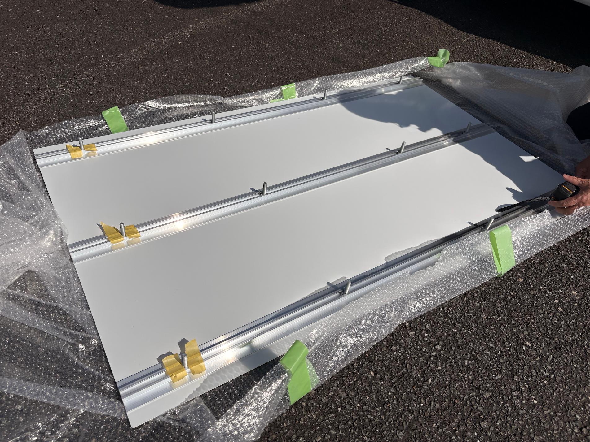 福岡リユースサービス様(福岡県飯塚市)のフェンス用プレート看板(アルミ複合板・インクジェットシート貼り)裏リブ固定を製作・施工事例3