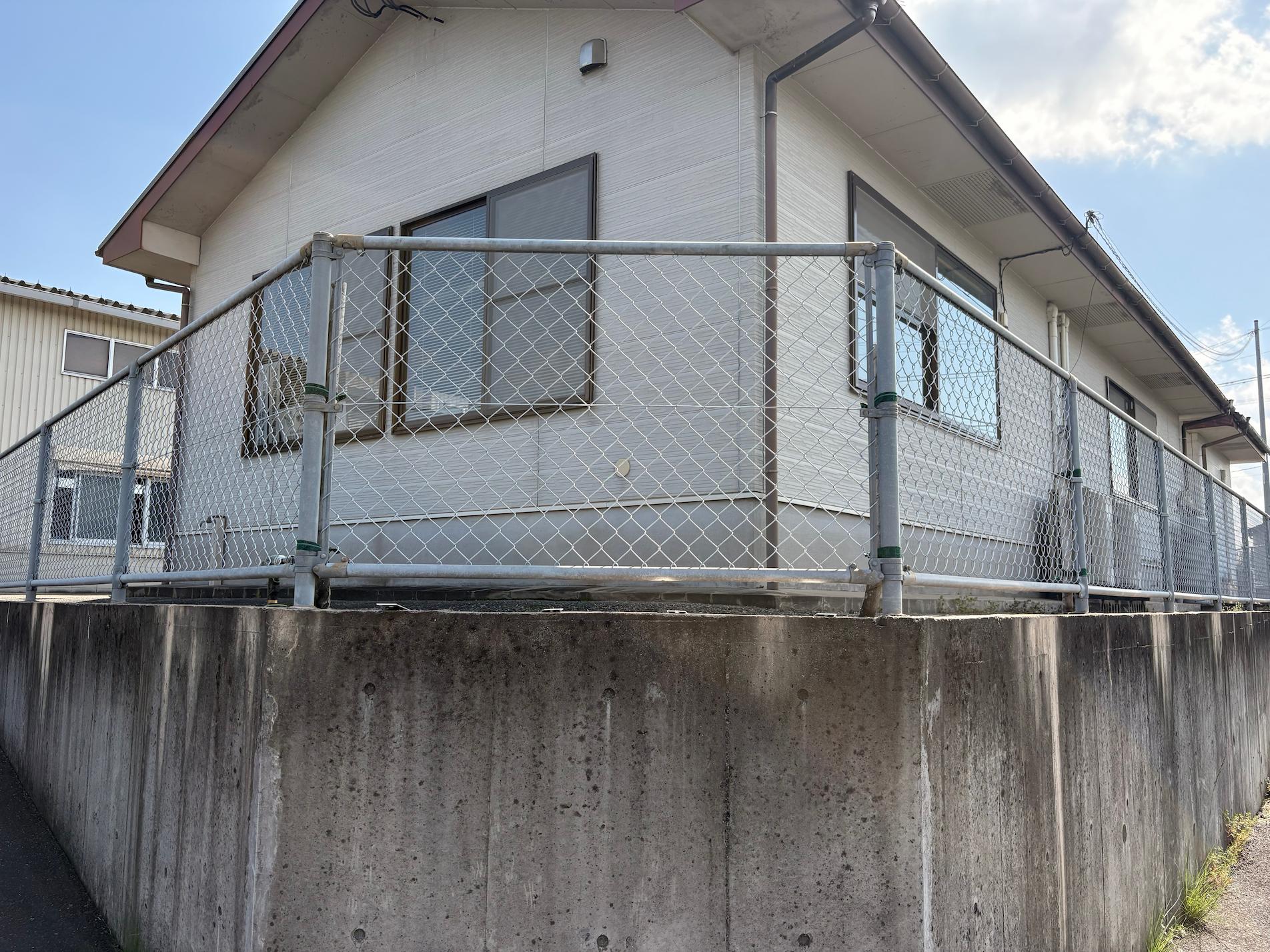 福岡リユースサービス様(福岡県飯塚市)のフェンス用プレート看板(アルミ複合板・インクジェットシート貼り)裏リブ固定を製作・施工事例4