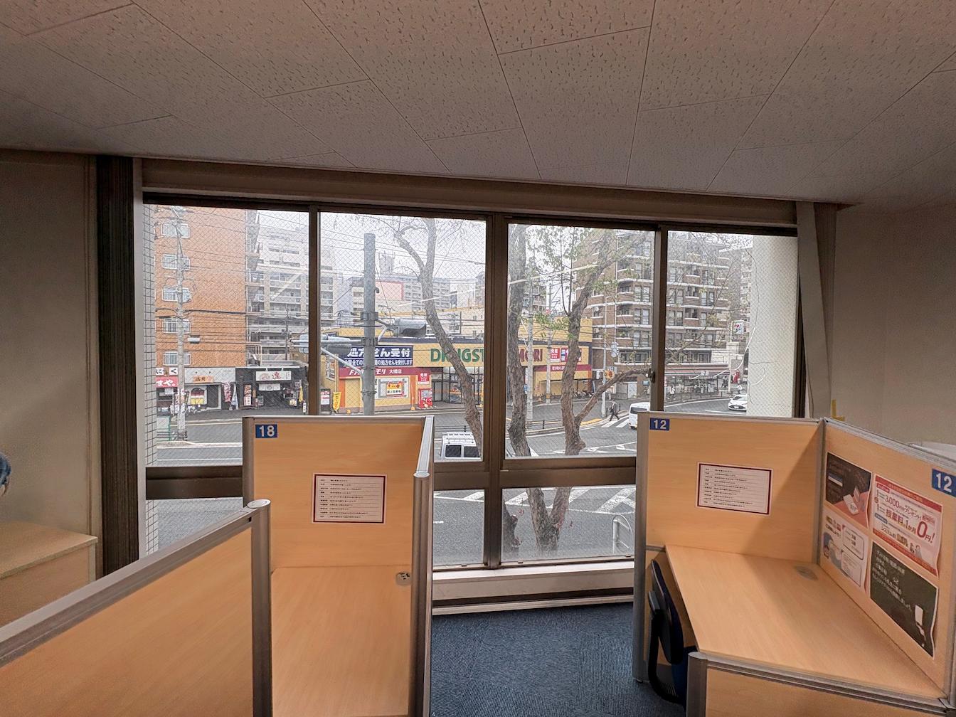 福岡市南区の「個別指導塾の創英ゼミナール 大橋校」様の、学習塾ウインドウサイン・壁面サインの製作・施工をさせていただきました。4