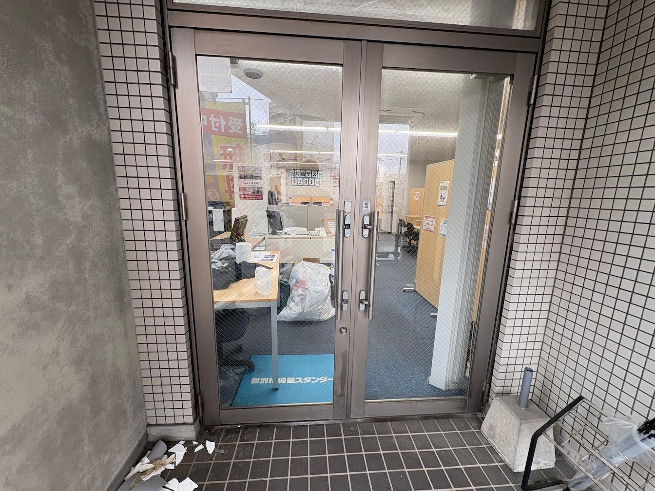 福岡市南区の「個別指導塾の創英ゼミナール 大橋校」様の、学習塾入り口ガラス面のウインドウサイン・フォグラスシート製作をさせていただきました。3