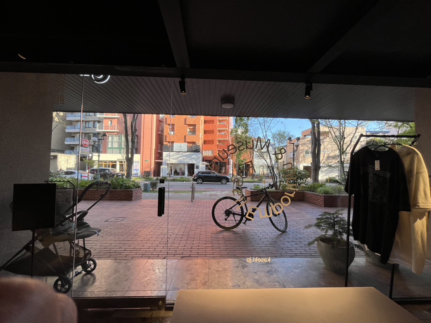 「買える化石博物館 FUKUOKA」様の、店舗ガラス面ウインドウサイン・カッティングシート切文字の製作・施工をさせていただきました。