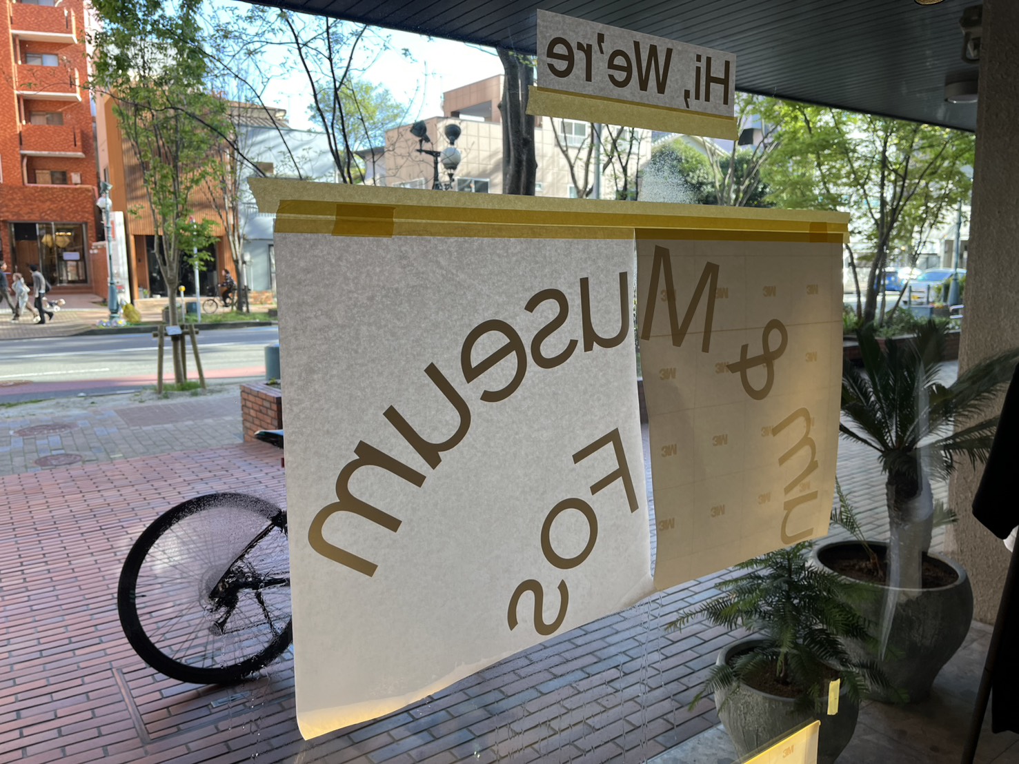 「買える化石博物館 FUKUOKA」様の、店舗ガラス面ウインドウサイン・カッティングシート切文字の製作・施工をさせていただきました。