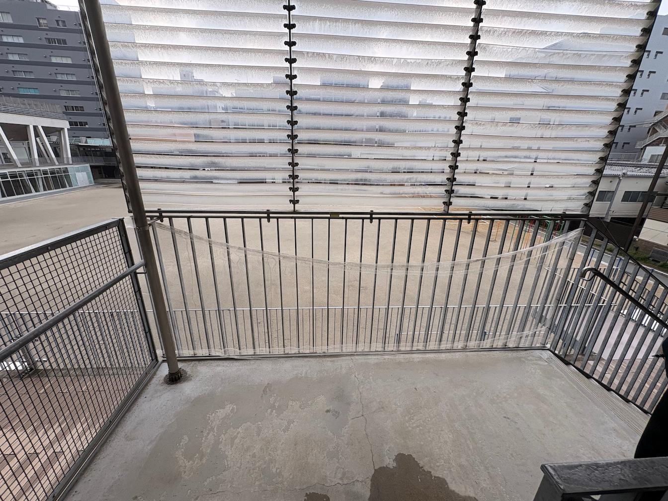 福岡市立博多小学校様(福岡市博多区)の既存フェンスに落下防止としてパンチングメタルを製作・施工事例4