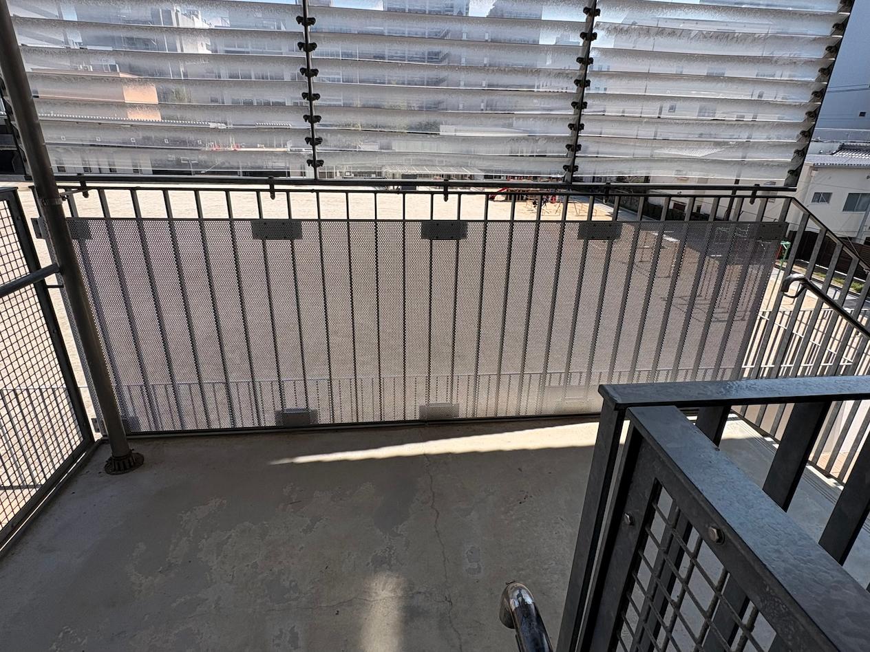 福岡市立博多小学校様(福岡市博多区)の既存フェンスに落下防止としてパンチングメタルを製作・施工事例3