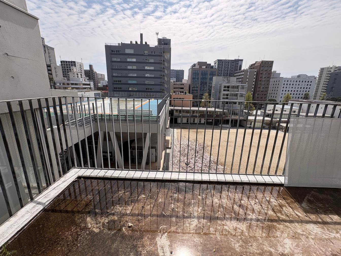 福岡市立博多小学校様(福岡市博多区)の既存フェンスに落下防止としてパンチングメタルを製作・施工事例2