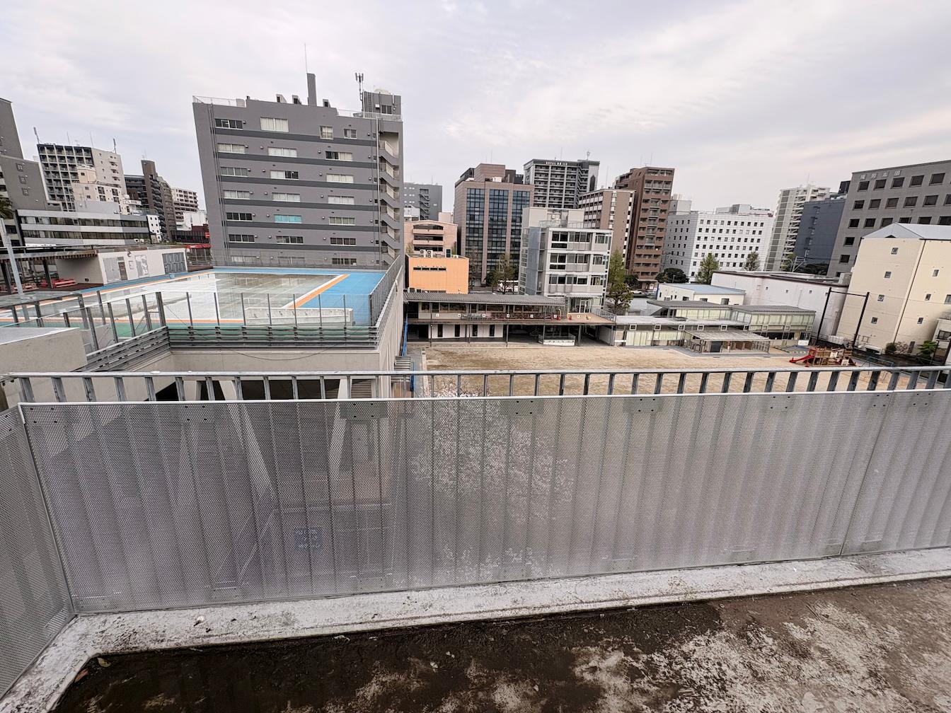 福岡市立博多小学校様(福岡市博多区)の既存フェンスに落下防止としてパンチングメタルを製作・施工事例1