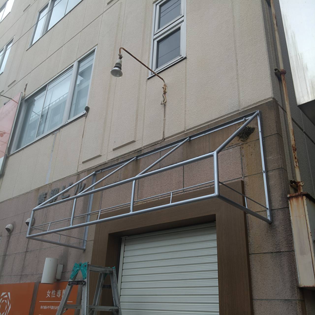 福岡市早良区の「青柳ビル」様の、ビルのテント張替え施工をさせていただきました。3