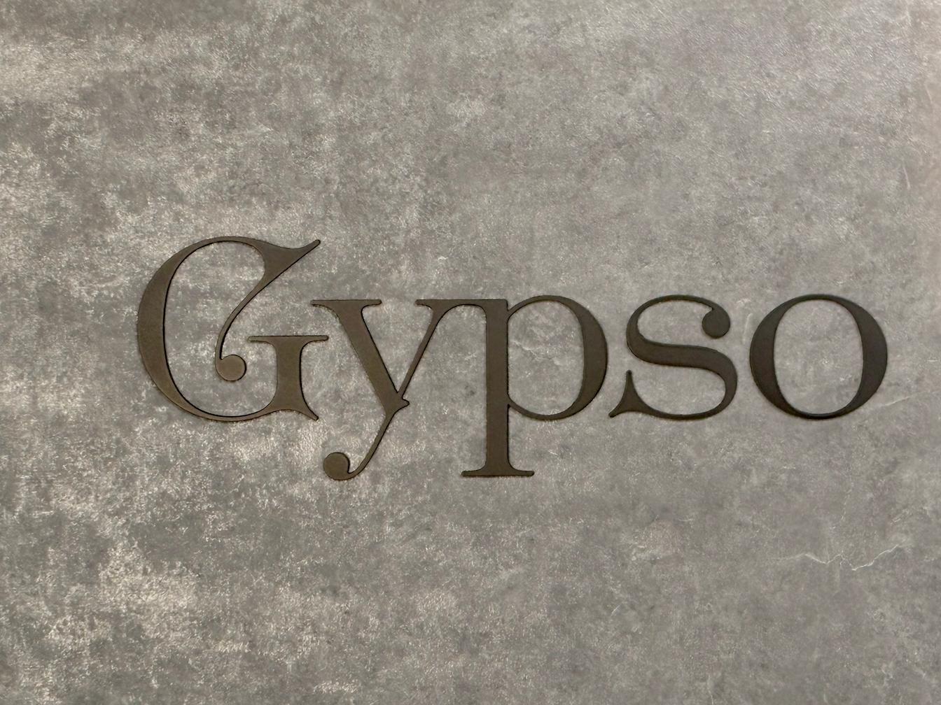 北九州市八幡西区の「Gypso」様の、美容室受付サイン・サロン名アクリル切文字看板の製作・施工をさせていただきました。