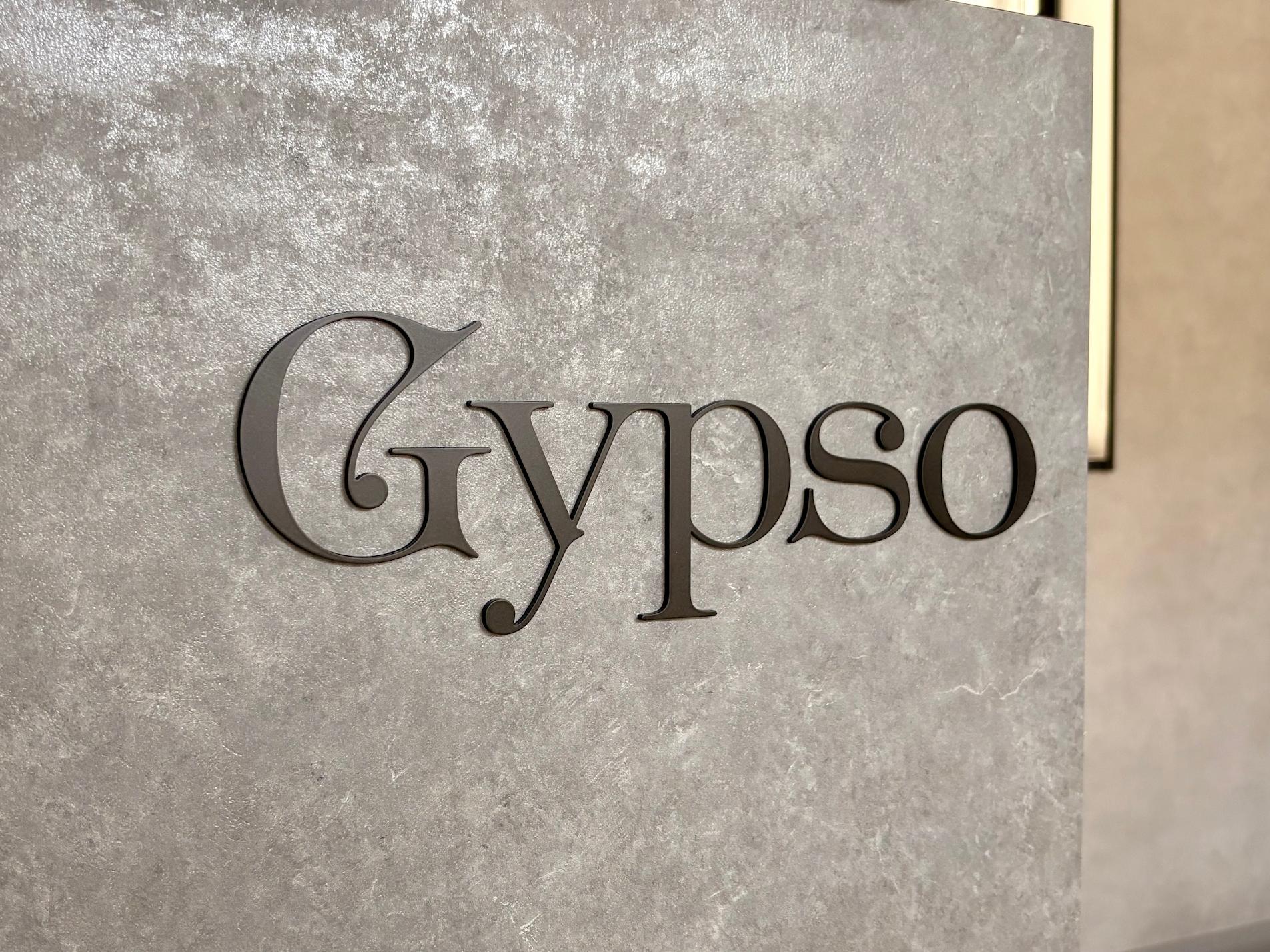 北九州市八幡西区の「Gypso」様の、美容室受付サイン・サロン名アクリル切文字看板の製作・施工をさせていただきました。2