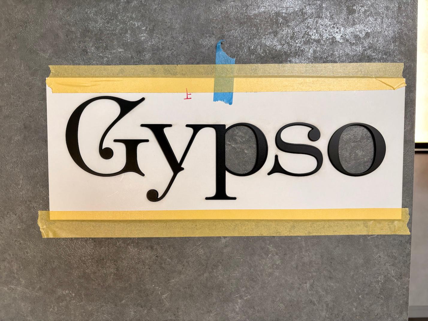 北九州市八幡西区の「Gypso」様の、美容室受付サイン・サロン名アクリル切文字看板の製作・施工をさせていただきました。3