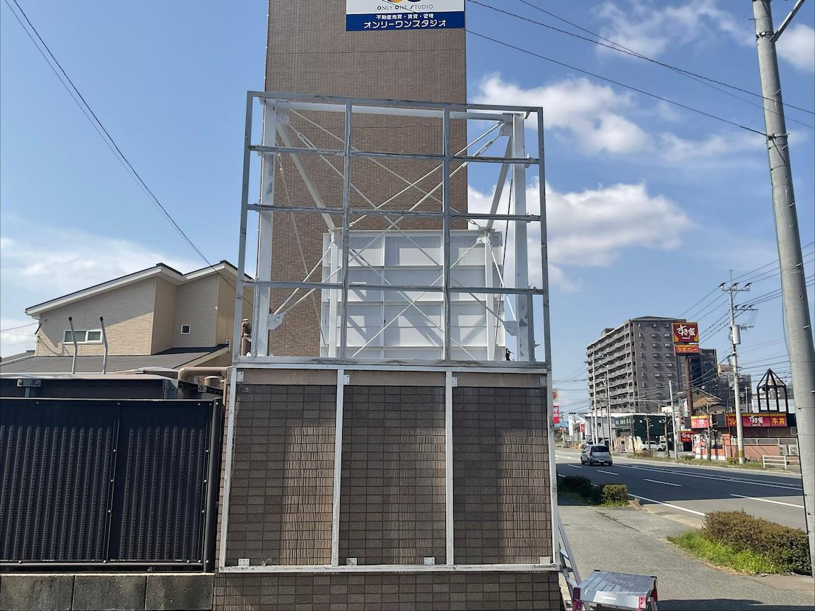 福岡県糟屋郡の「のぞみ歯科空港東」様の、歯医者屋外自立広告看板の製作・施工をさせていただきました。4
