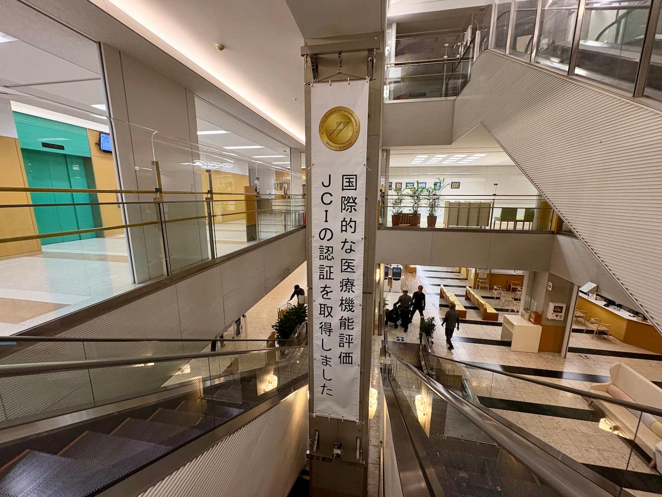 外来棟エスカレーター懸垂幕の製作・施工事例2
