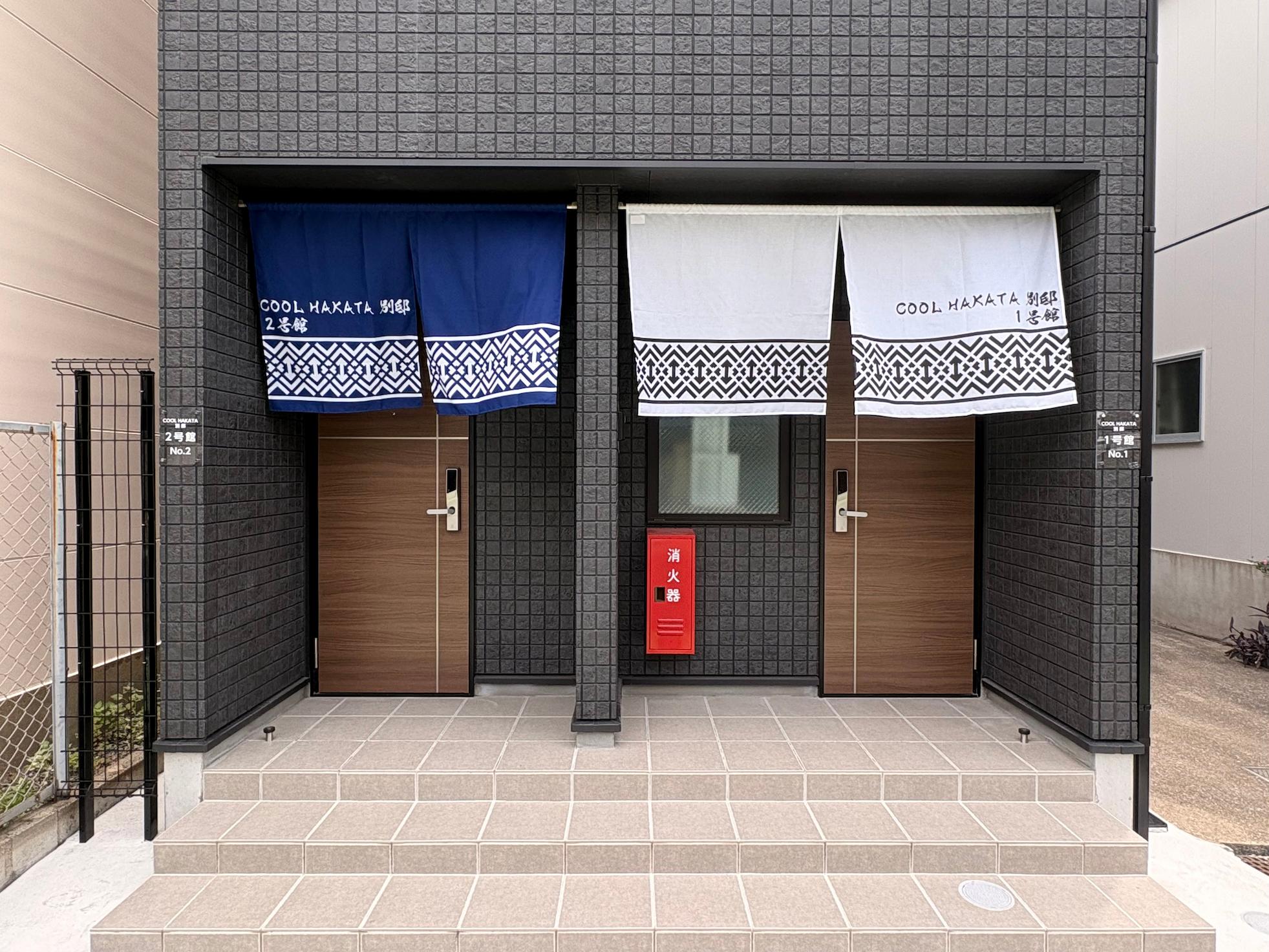 宿泊施設（アパートメントホテル）向けオリジナル暖簾の製作・施工をさせていただきました。
