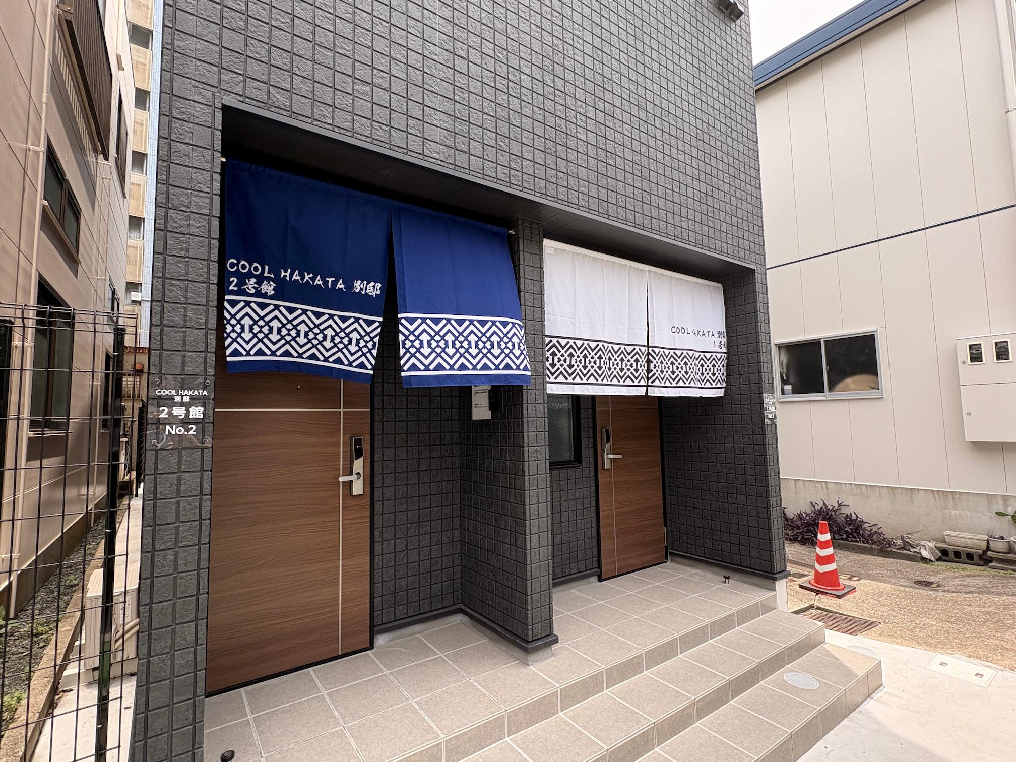 宿泊施設（アパートメントホテル）向けオリジナル暖簾の製作・施工をさせていただきました。2