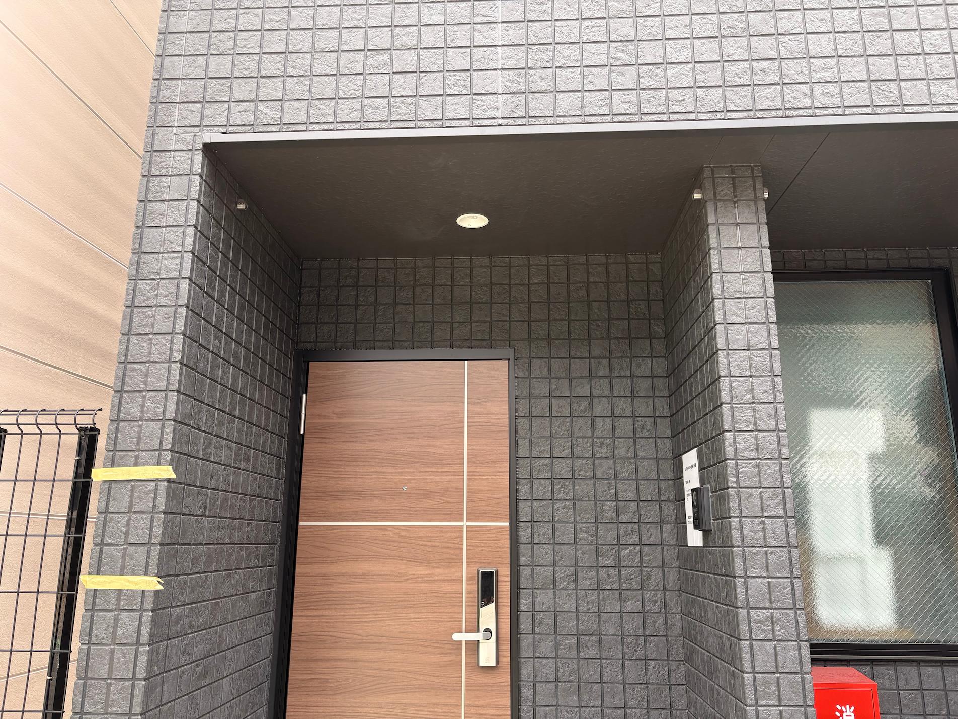 宿泊施設（アパートメントホテル）向けオリジナル暖簾の製作・施工をさせていただきました。3