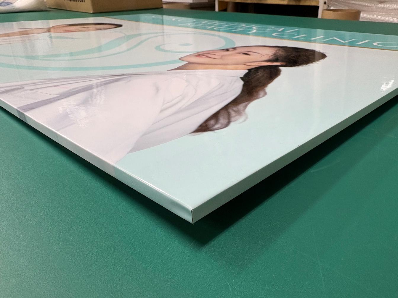 展示会へ出展される企業様の、イベントブース内に掲示する展示会用パネル（A1サイズ）の製作をさせていただきました。3