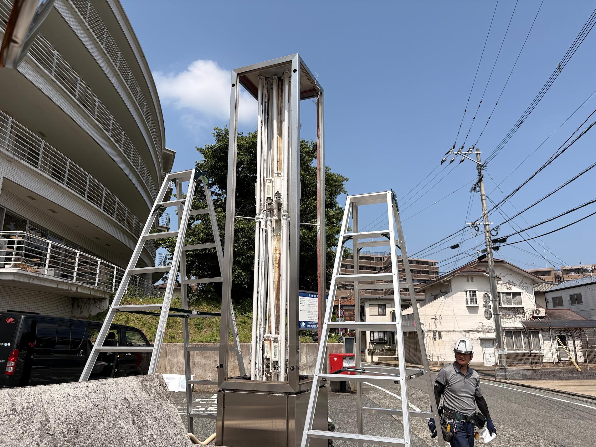 福岡市東区の「香椎原病院」様の、病院自立看板・アクリル面板シート貼り施工をさせていただきました。3