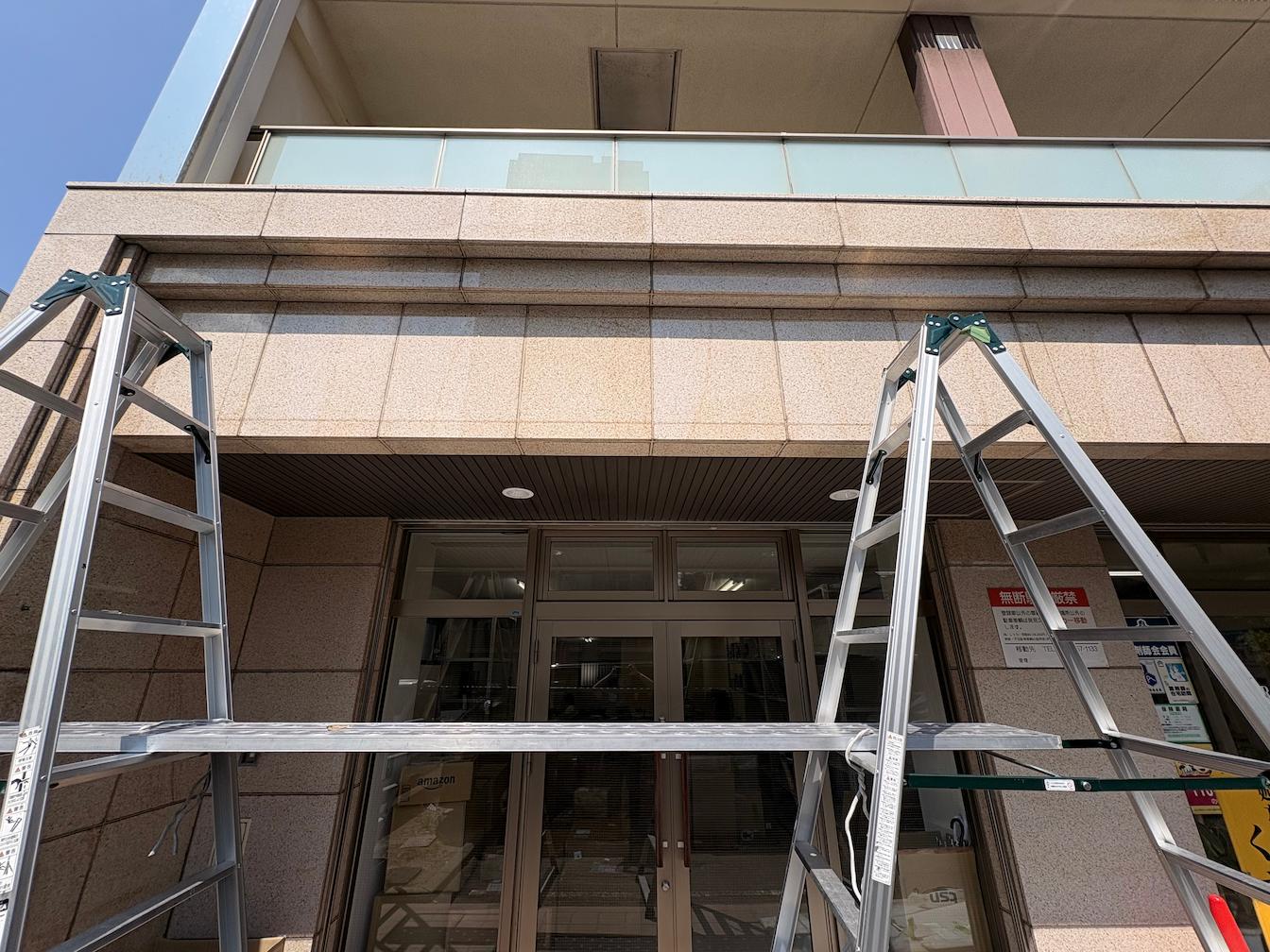 福岡市東区のUP COMPANY合同会社様より、買取専門店舗の店舗名サインおよび買取サービスを案内する壁面看板の製作・施工をご依頼いただきました。4