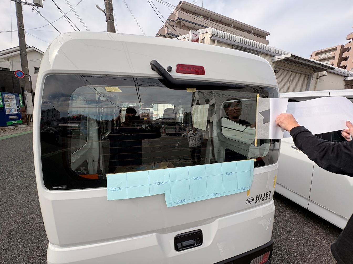 社用車に貼る社名カッティングシート（切文字ステッカー）の製作・施工をさせていただきました。3